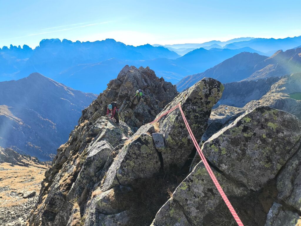 Erica e il Niggah nella parte affilata della cresta con i vari su e giù e il Brenta sullo sfondo