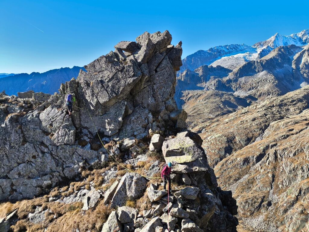 Al termine del traversone si scende per pochi metri fino alla prima forcella