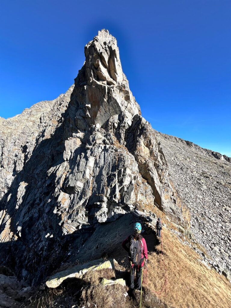 La seconda forcella erbosa, dalla quale si raggiunge il torrione principale che incute il giusto timore