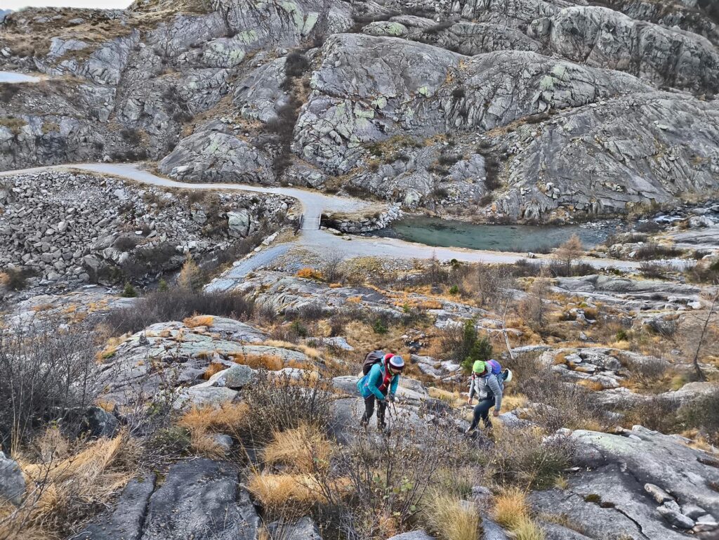 Dritto di fronte al secondo ponticello si abbandona la strada e si sale per terreno antipatico fino in cima al primo risalto