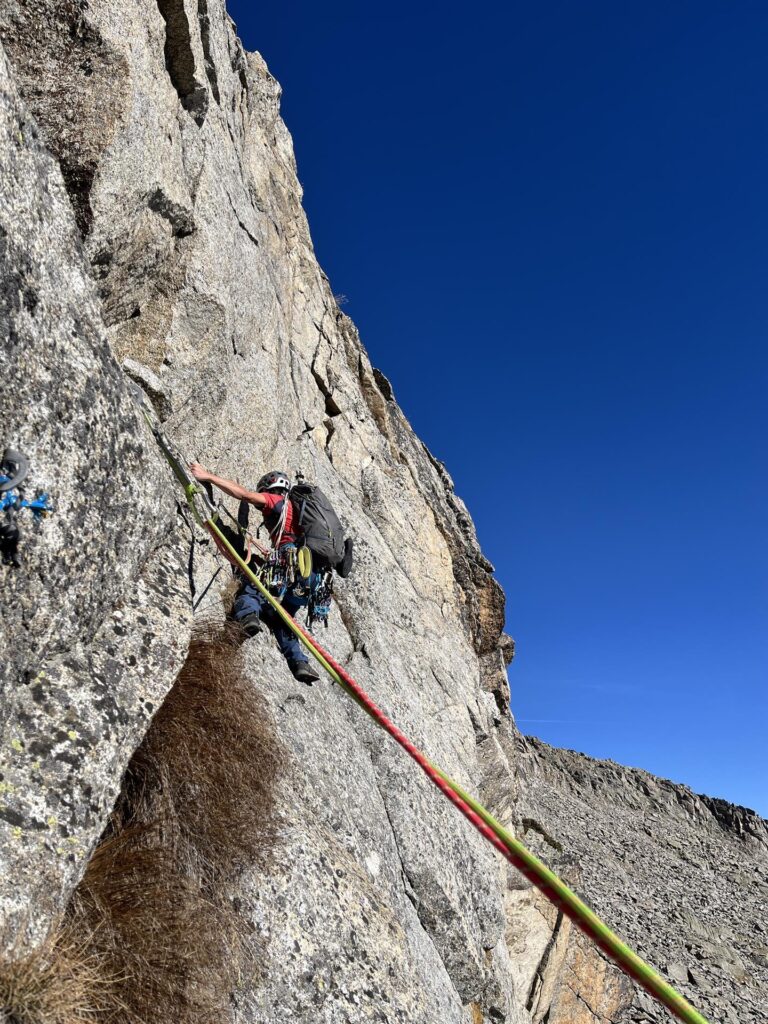 Il primo passo del secondo tiro è un po&#039; ostico perché si supera in traverso una placca con piccoli piedi