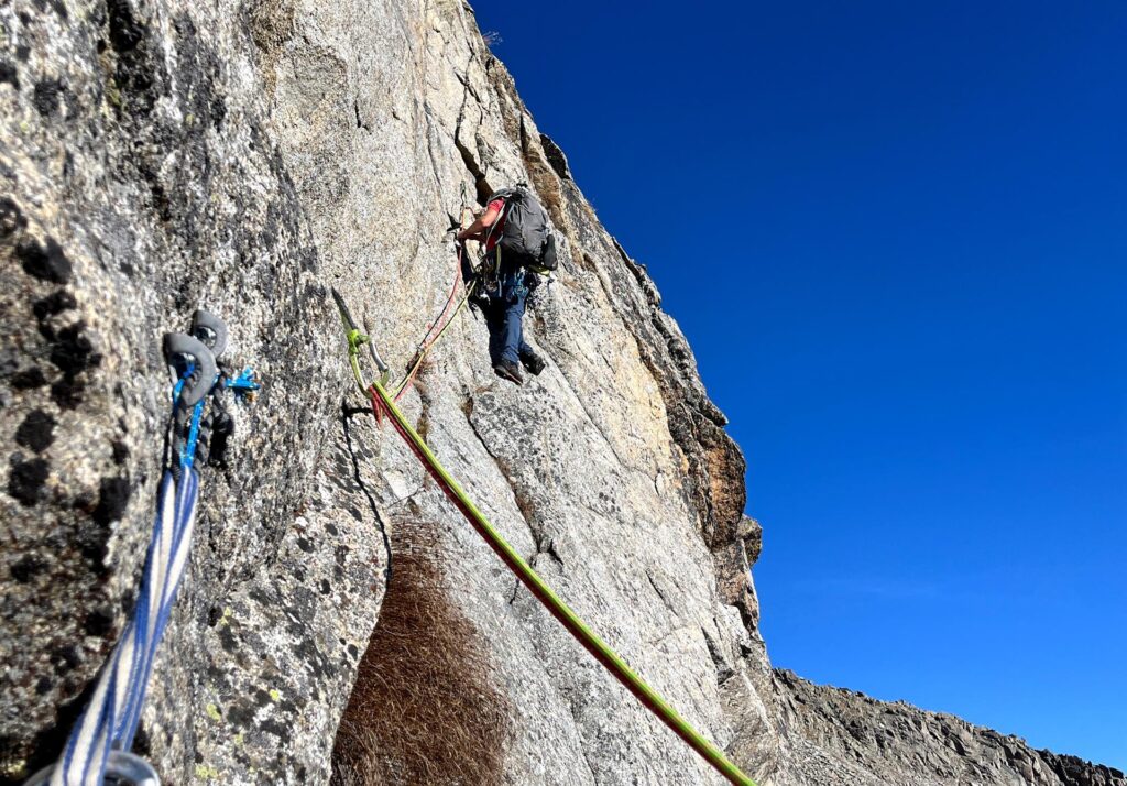 Successivamente si traversa più facilmente fino al secondo tratto chiave che porta verso l&#039;uscita del tiro