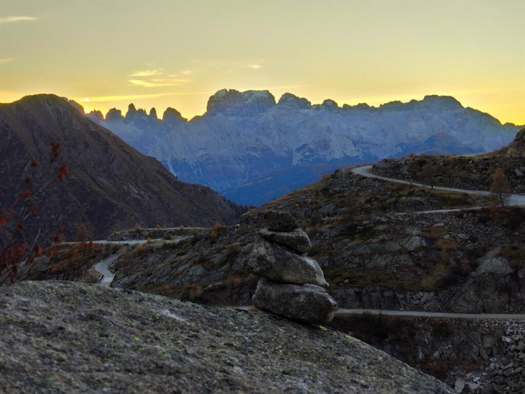 Intanto la luce sul Brenta aumenta e si iniziano a notare i dettagli della roccia