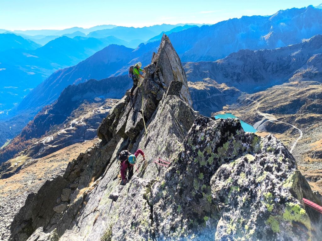 i passi in traverso sull&#039;affilata cresta al termine del torrione principale