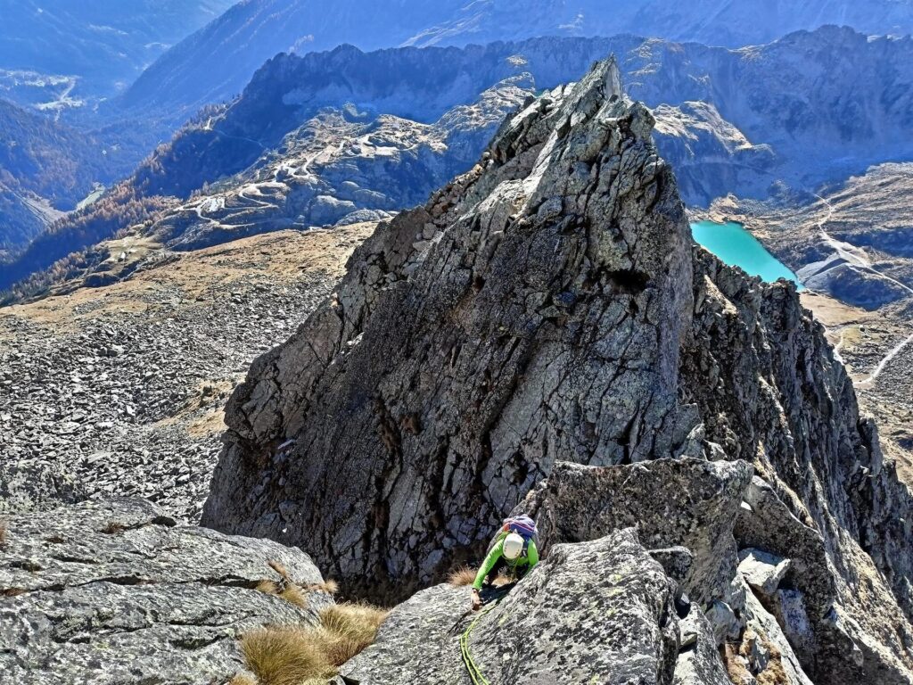 Dopo la calata in doppia si risale dalla parte opposta con arrampicata ormai costante sul II-III grado