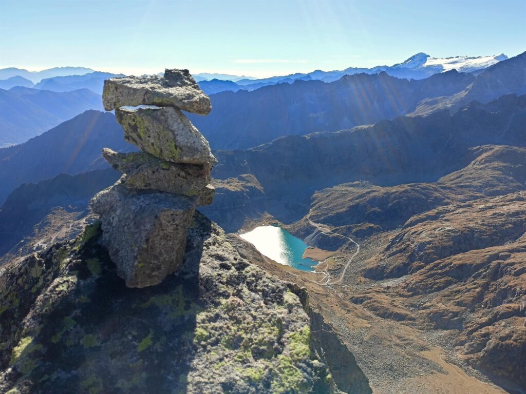 Ad ogni modo basta rimanere nei pressi della linea di cresta e non si perdono gli ometti di via