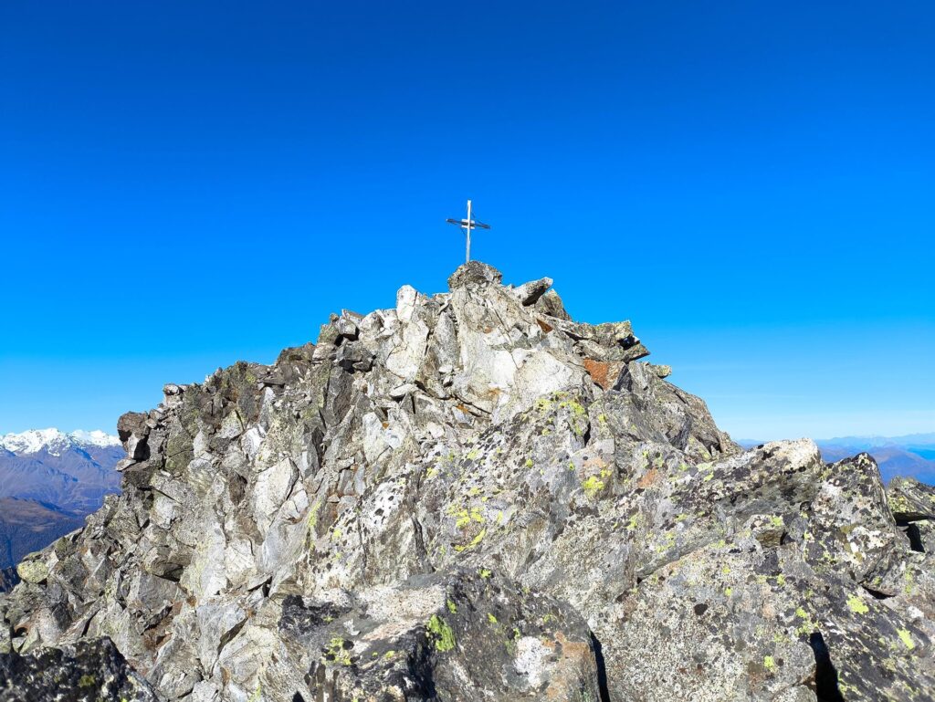 Ed ecco finalmente la croce di vetta che ci aspetta con il cielo totalmente terso di questa splendida giornata!!