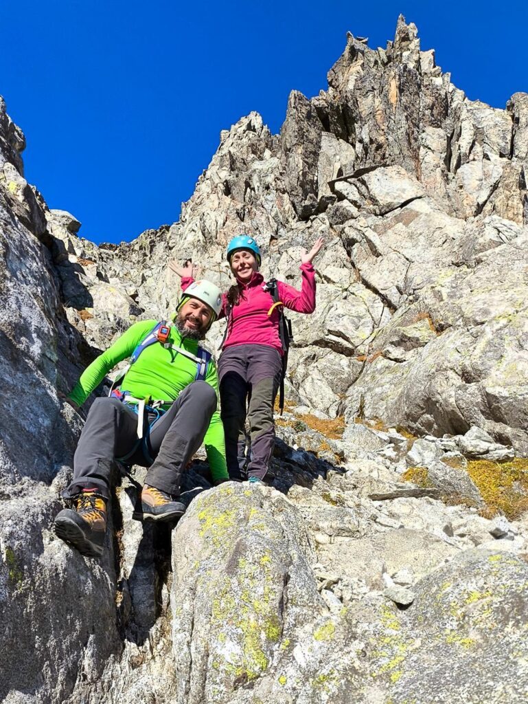 Erica e il Niggah lungo lo scomodo canale di discesa della via normale