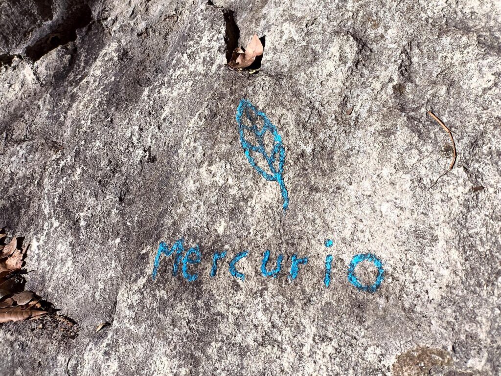 L&#039;attacco è facilmente riconoscibile tramite questa scritta in azzurro sulla roccia