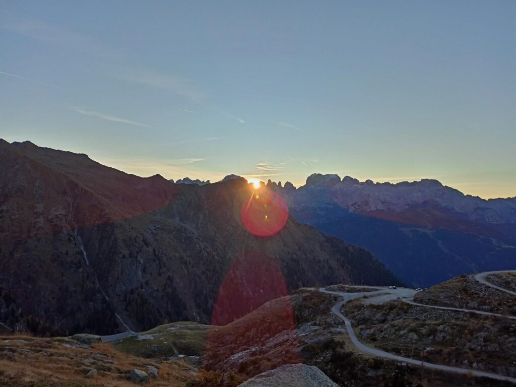 Ed ecco che spunta il sole da dietro il Brenta. Spettacolo!