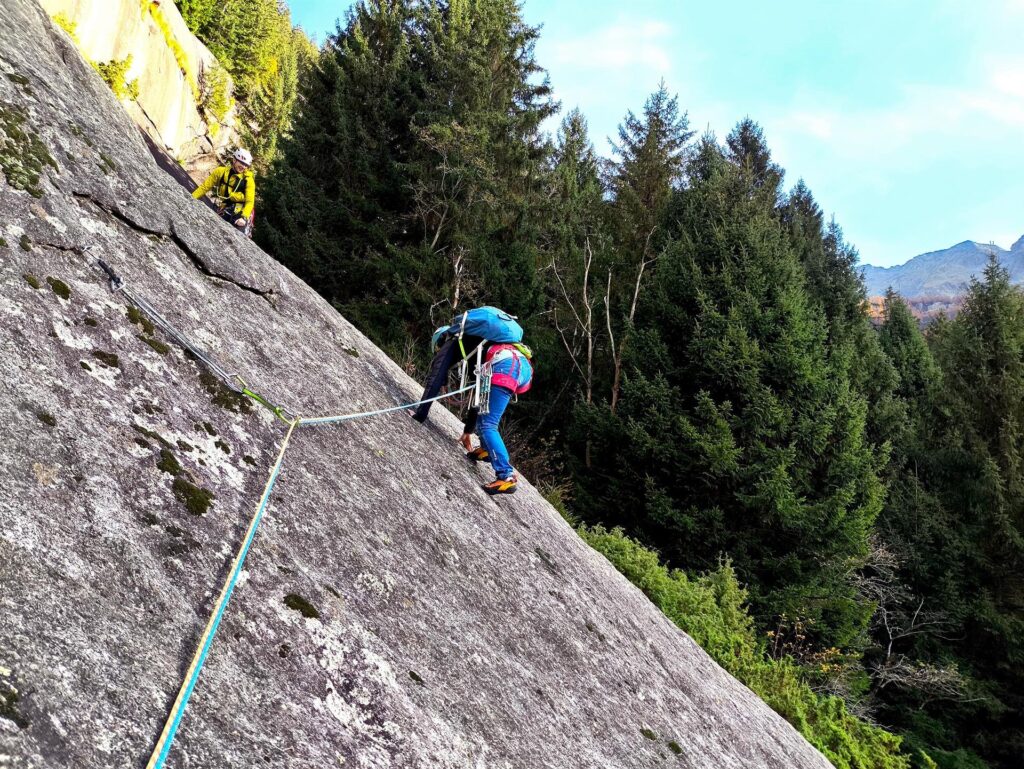Erica sul traverso del secondo tiro, mentre un&#039;altra cordata lo sta facendo in senso opposto per cambiare via