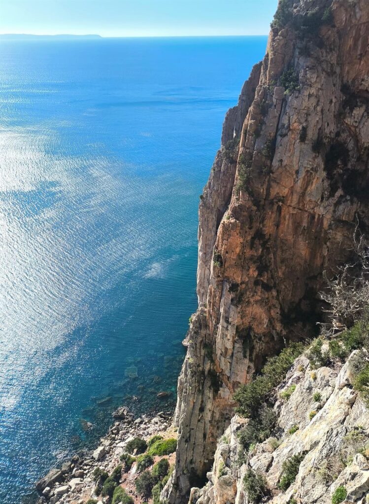 A sinistra le fantastiche scogliere che scendono a picco sul mare
