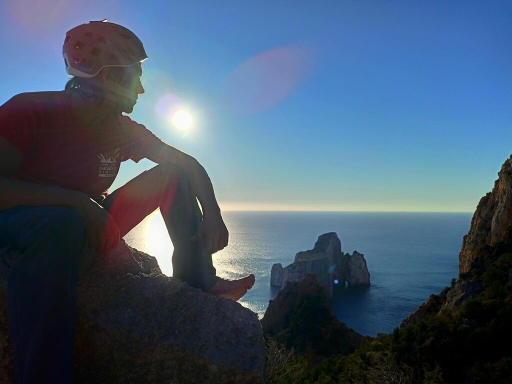 Gab riposa sulla cima con vista sul Pan di Zucchero