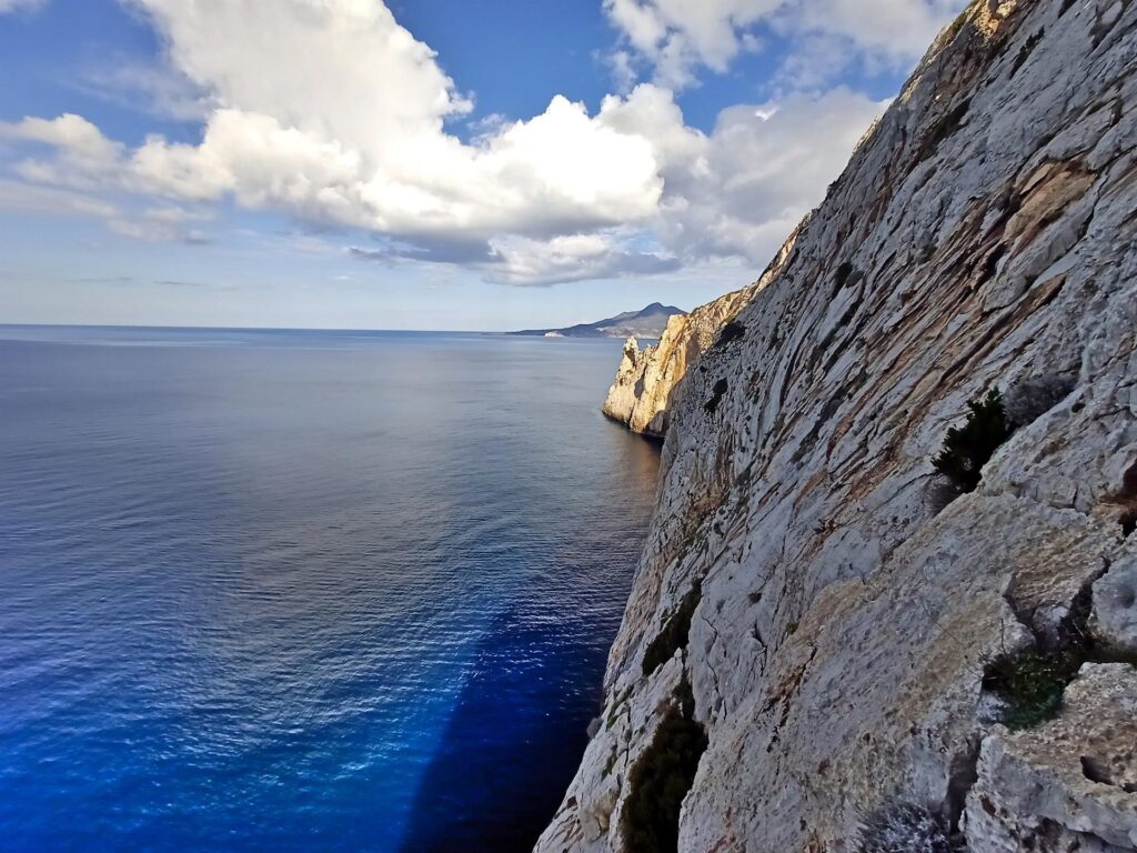 guardando verso il promontorio della Grotta Azzurra: sono le 13.00 e la parte bassa della scogliera è ancora in ombra