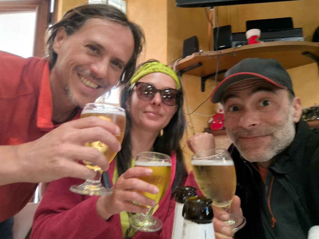 fatichiamo parecchio, ma alla fine un bar per berci la meritata birretta lo troviamo!