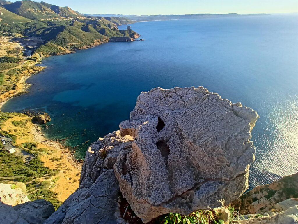 La lavoratissima roccia sulla vetta