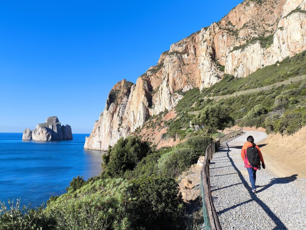 La strada che porta all&#039;ingresso di Porto Flavia e all&#039;attacco delle pareti