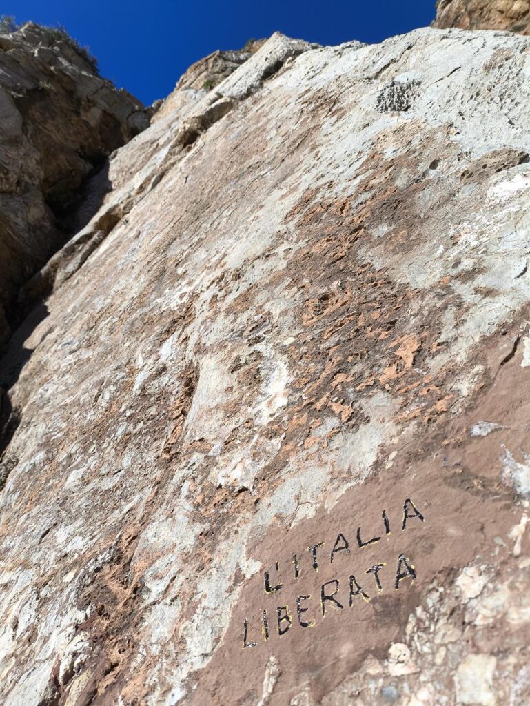 Eccolo qui il diedro di attacco, con la scritta su roccia che segna la via