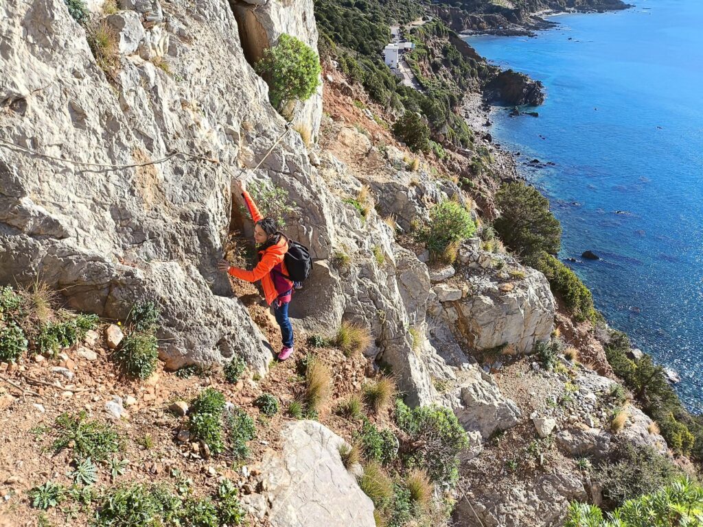 Per arrivare all&#039;attacco della via c&#039;è un passaggino esposto con corde fisse un po&#039; marce