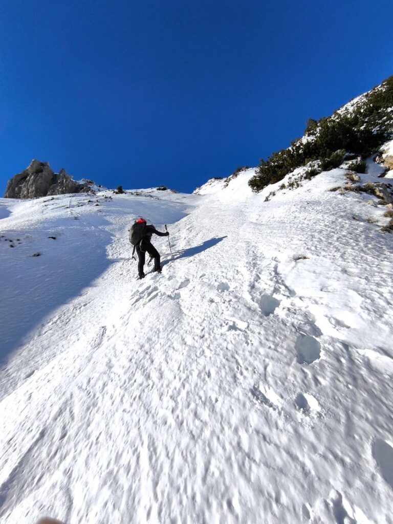 Dopo il saltino c&#039;è ancora da salire un lungo pendio sui 30-35 gradi circa