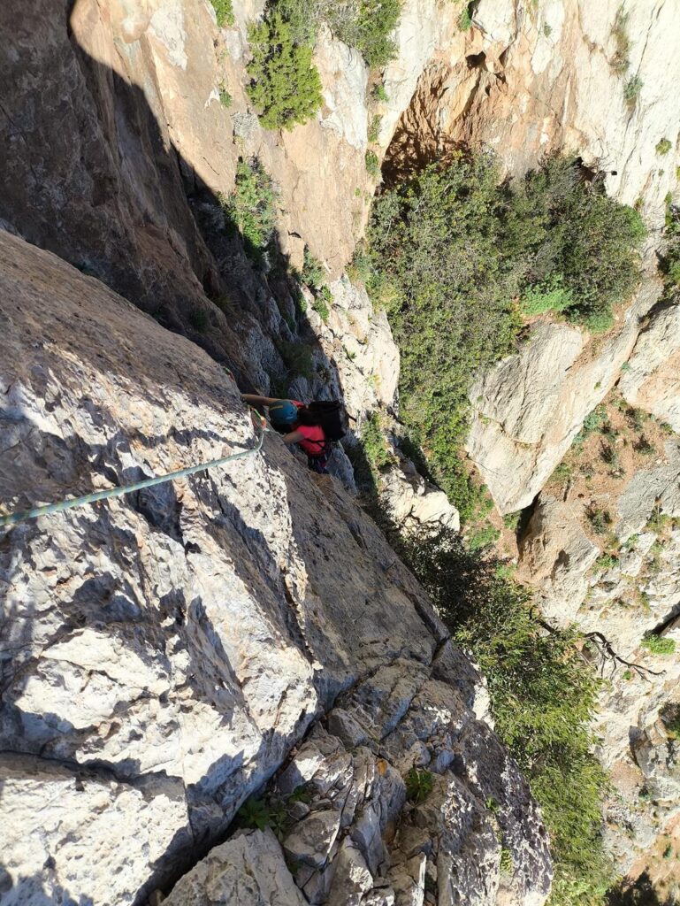 Erica sulla placca terminale del primo tiro che si sposta verso sinistra fino alla sosta dietro lo spigolo