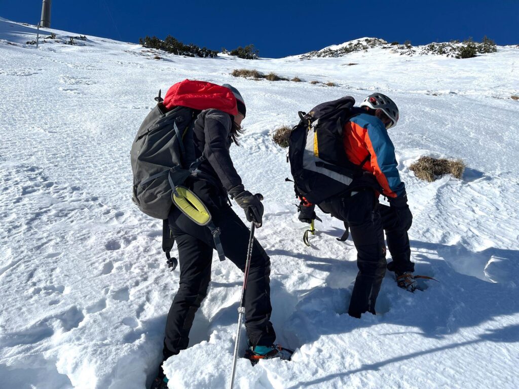 Ancora qualche sprofondamento e in breve incontreremo la traccia della via normale