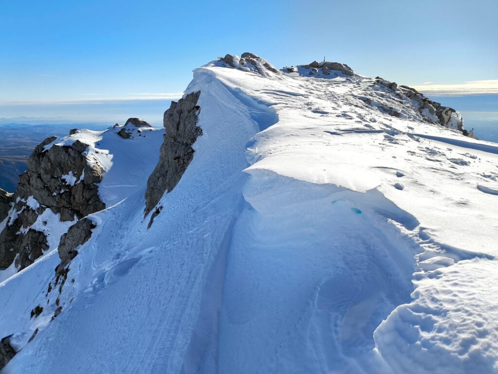 Superata questa piccola cornice, si sbuca finalmente in cresta e la vista si apre sul versante opposto