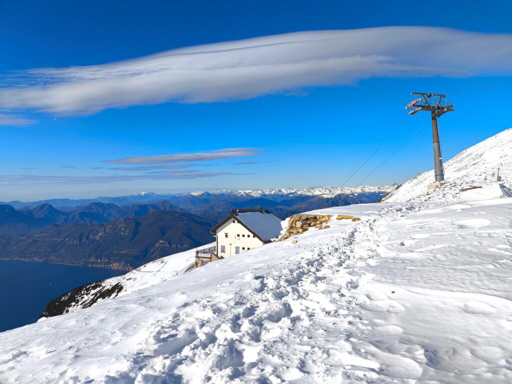 Dal lato opposto appare il rifugio Barana e la vista si apre su tutto il versante meridionale del Garda
