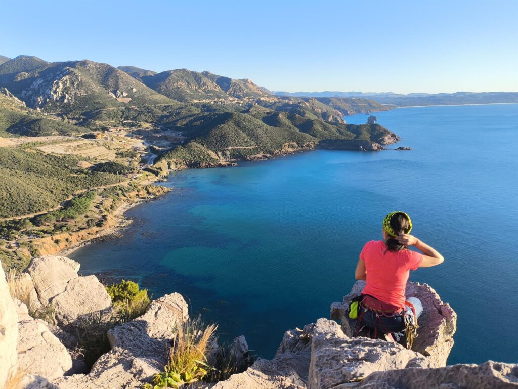 Erica si gode il panorama dalla cima