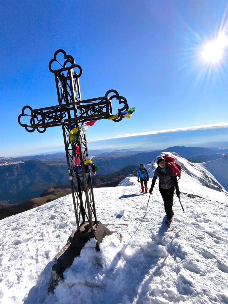 Giunti in cresta, dopo ultimo breve tratto si raggiunge la croce del Monte Telegrafo