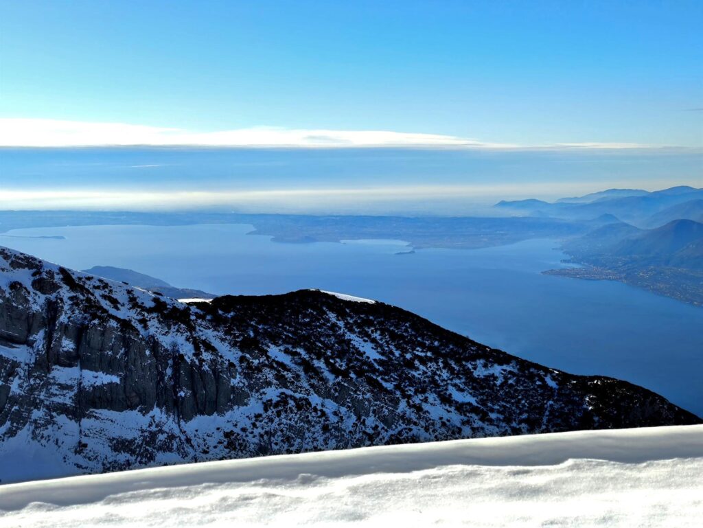 La vista dal rifugio verso il lato sud del Garda