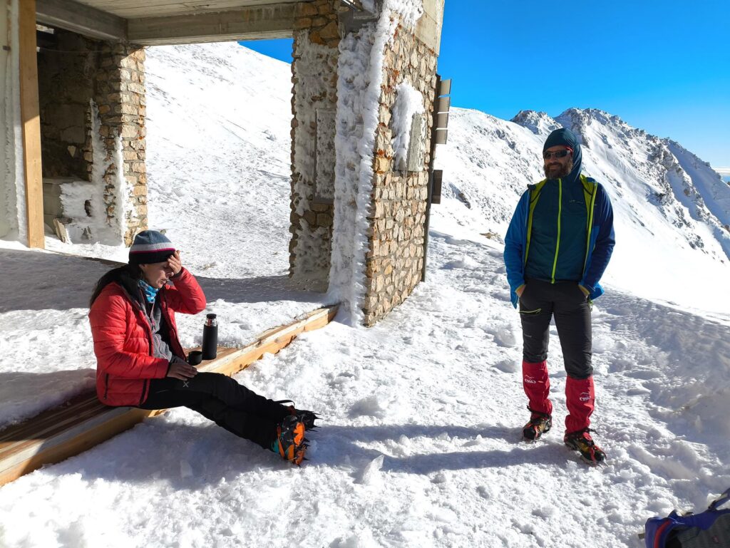 Ci fermiamo qualche minuto fuori dal rifugio dove tira un po&#039; meno vento rispetto alla cresta