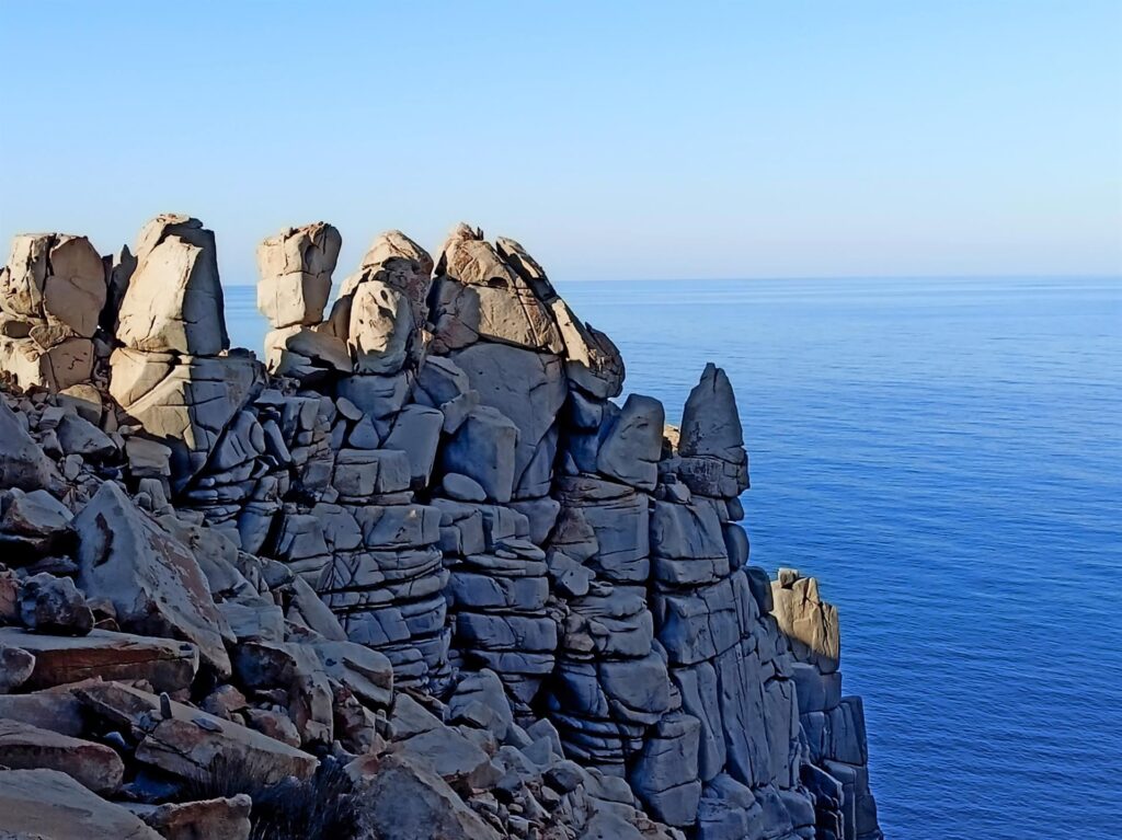 decidiamo di spostarci e dove ti giri ti giri le rocce disegnano forme incredibili