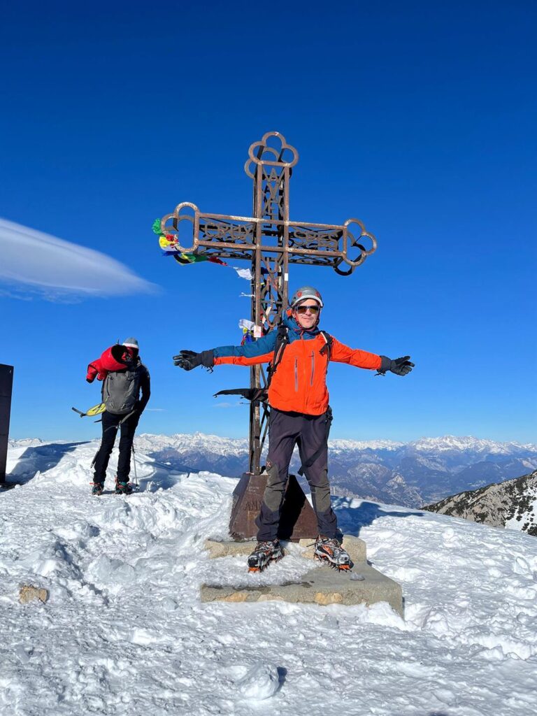 Gab con la croce del Monte Telegrafo