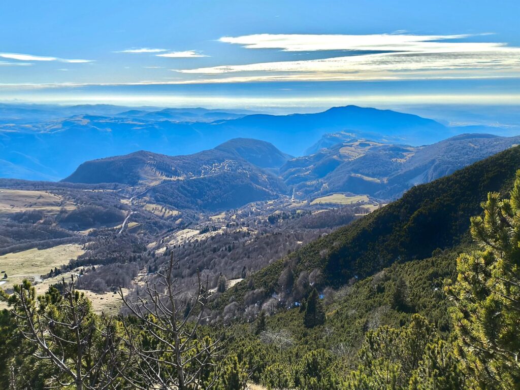 La vista verso i verdi pascoli da cui siamo partiti