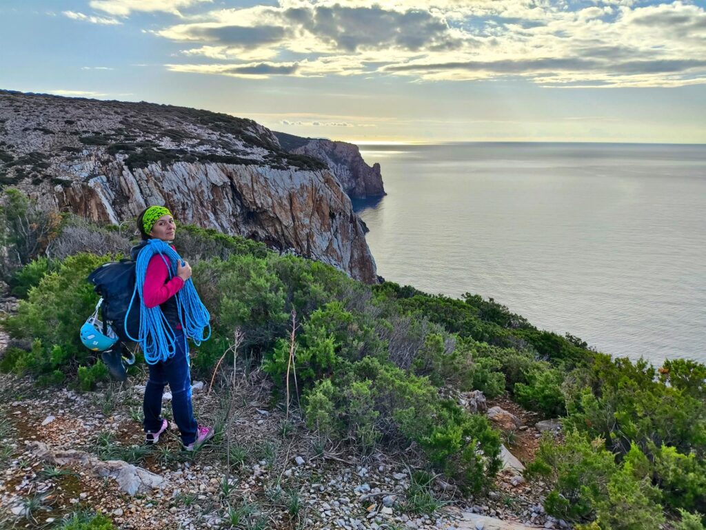 noi ci dirigiamo appena appena verso nord rispetto al parcheggio, senza perdere di vista l&#039;orlo della scogliera