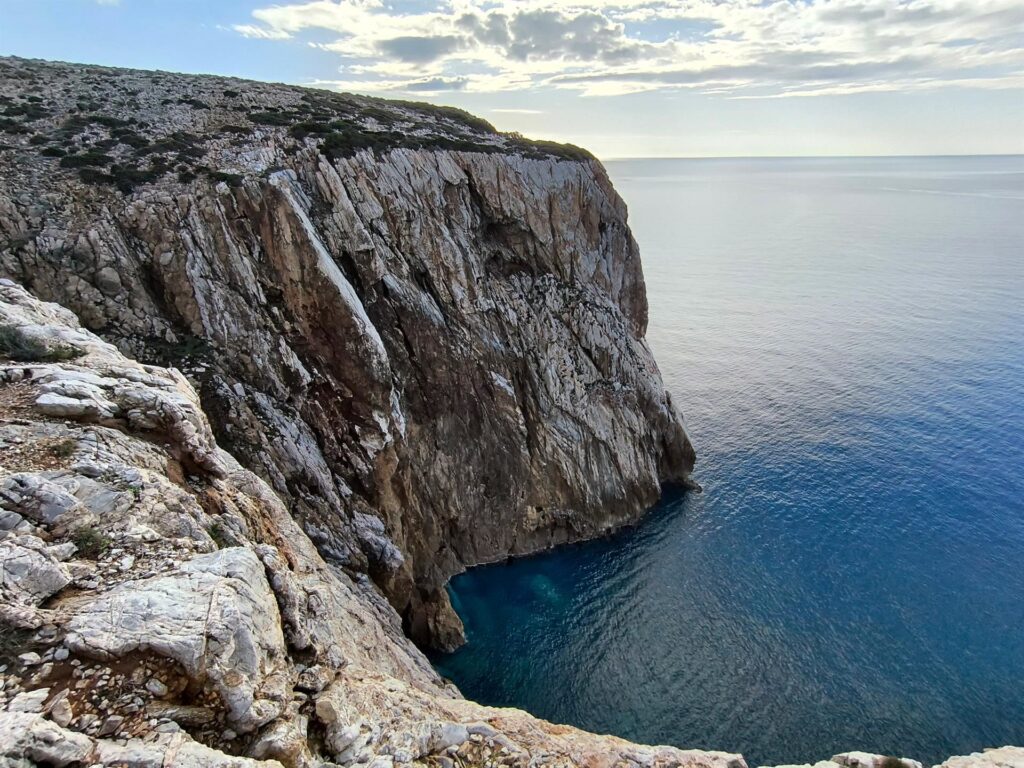 welcome to Prano Sartu: le scogliere che si vedono sono quelle verso Punta Su Tzìpiri e ci sono vie anche qui (fuori dalla nostra portata)