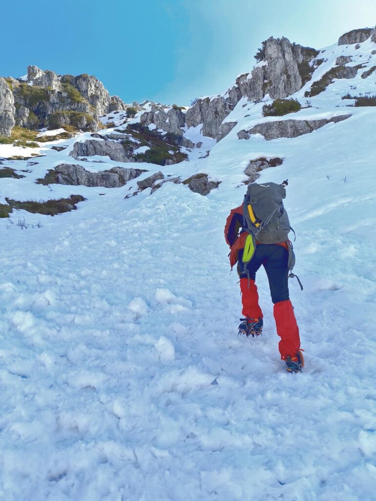 cambio assetto e primo tratto leggermente slavinato: però la neve non sembra male, quindi si va!