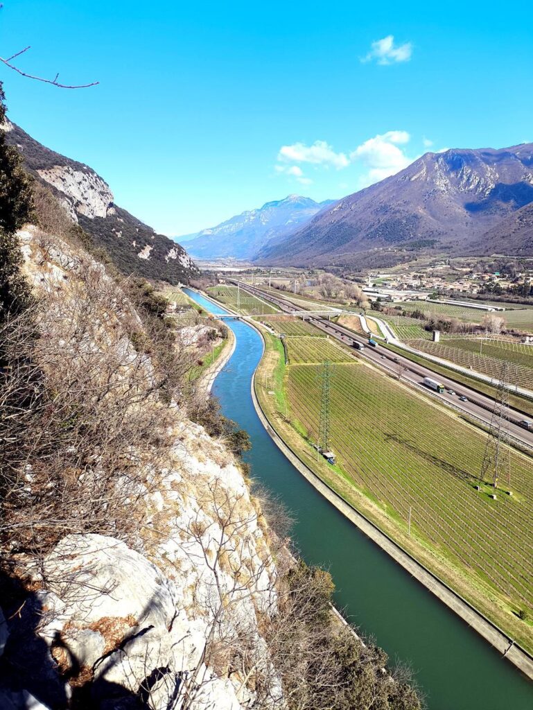 La vista del canale sotto di noi. Come sempre, peccato solo per il casino dell&#039;autostrada