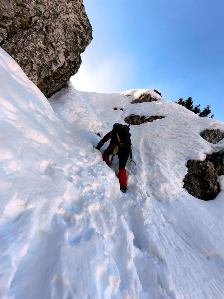qui siamo alle prime roccette, e questo non è il ramo da prendere: abbiamo fatto un tentativo ma da qui la neve sfonda e non si passa