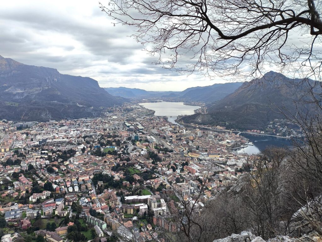La giornata è un po&#039; uggiosa ma la vista su Lecco è comunque molto bella