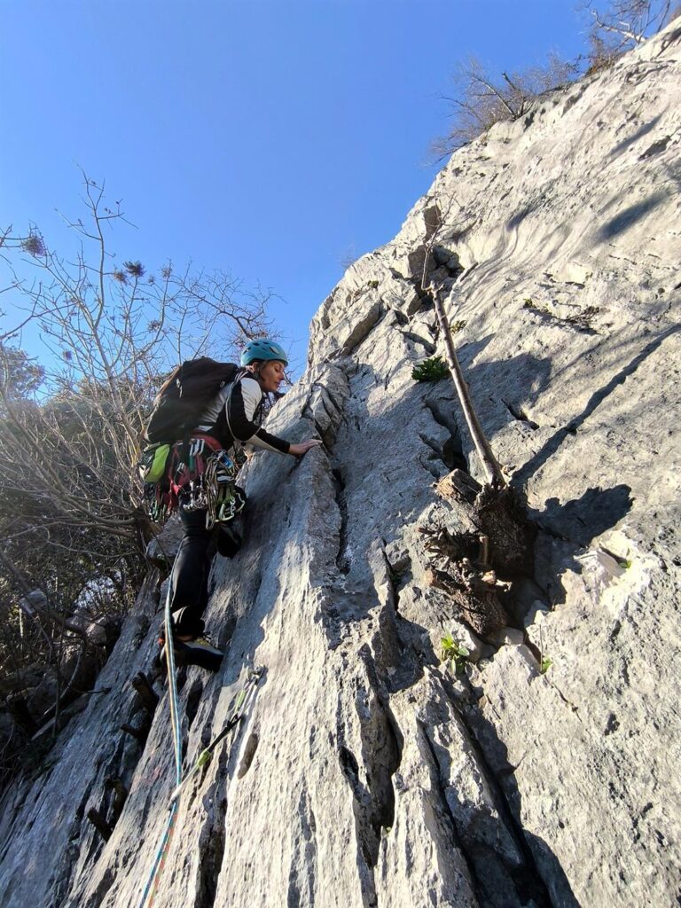 Erica sul quarto tiro, una bella placca a buchi su roccia ottima