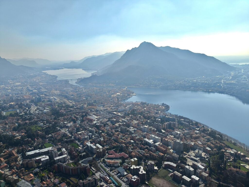 La vista sotto di noi si fa sempre più conturbante. Peccato il controluce ;)