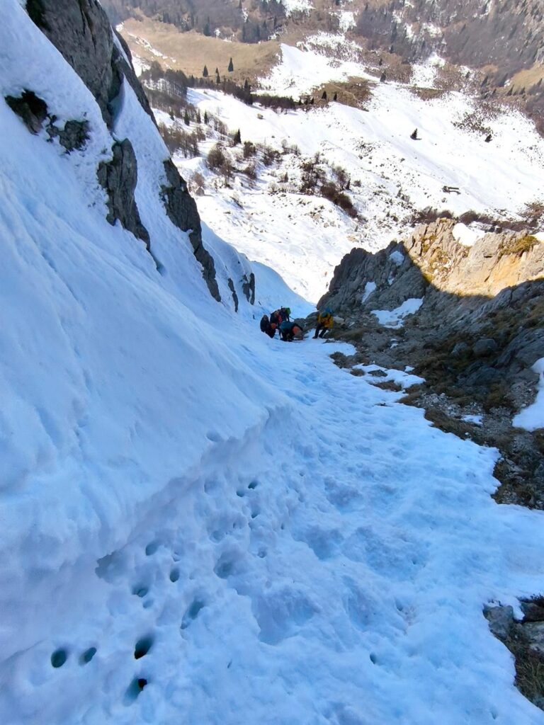 dietro di noi un gruppo Cai abbastanza numeroso