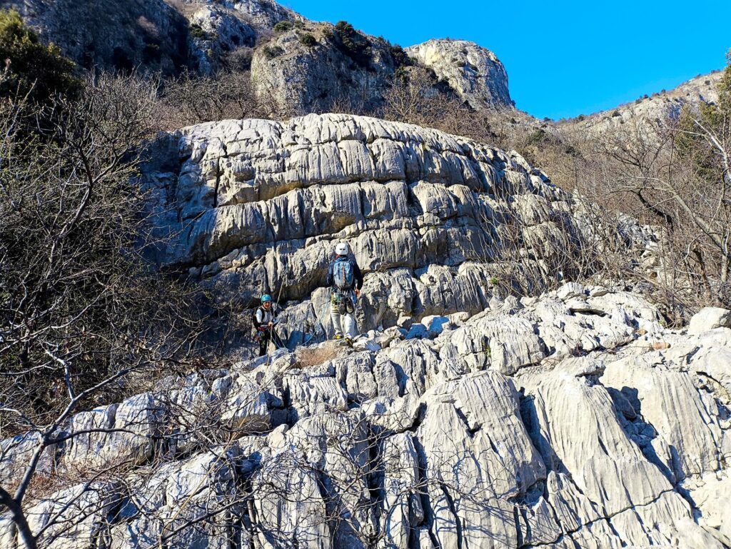 Erica ha spezzato il quarto tiro facendo sosta qui, ma si può proseguire salendo anche l&#039;ultimo muretto fino in cima