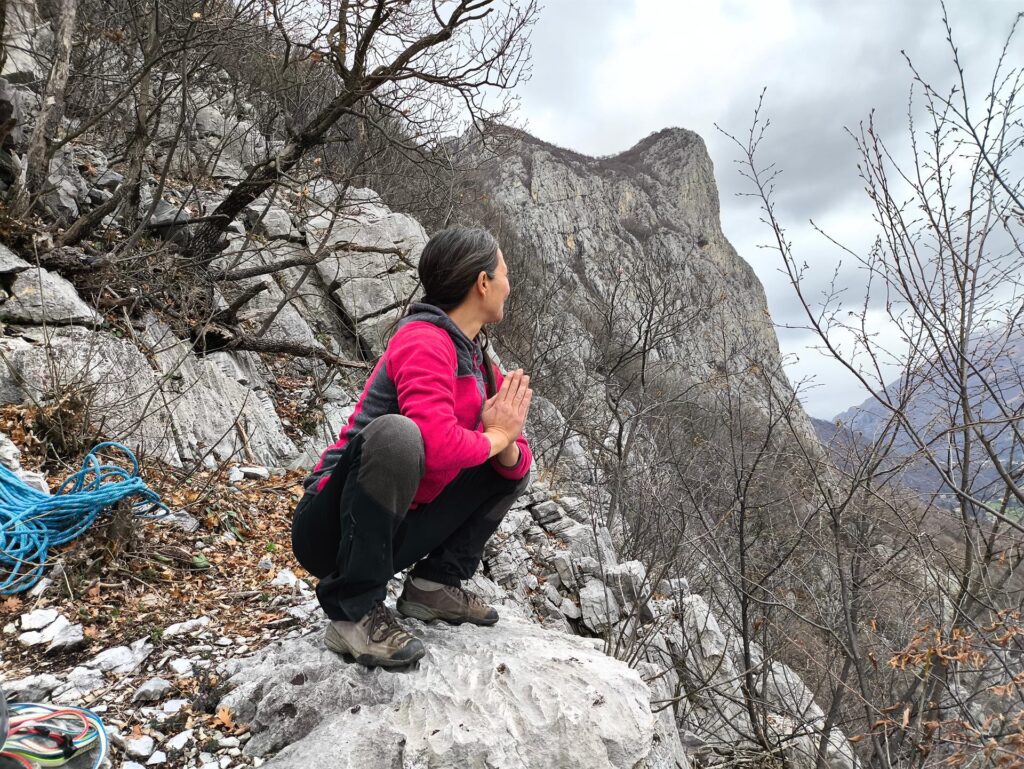 Erica fa un po&#039; di yoga in attesa dell&#039;altra cordata, con Antimedale e Medale sullo sfondo