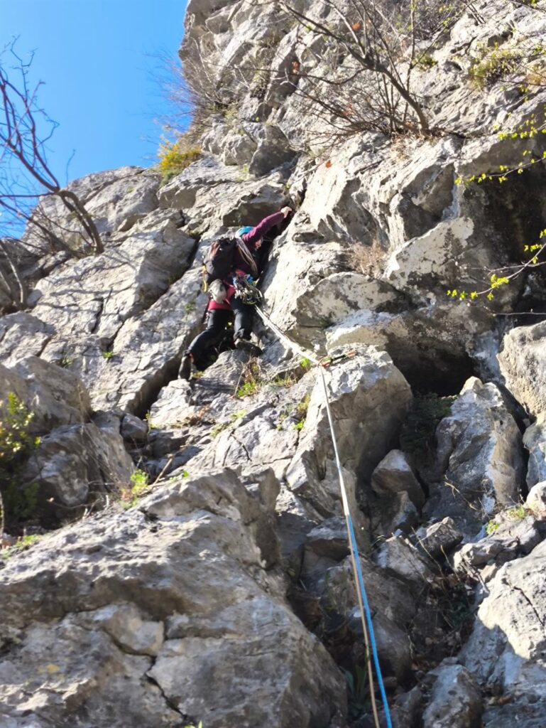 I primi due tiri toccano ad Erica che attacca le danze sulla fessura da cui esce aria calda