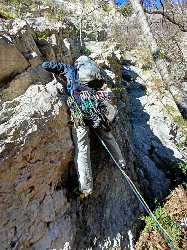 Andre decide di attaccare direttamente sotto al cordone, evitando il traverso ma facendo un boulder più fisico
