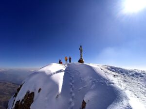 glia amici già in cima con la croce di vetta