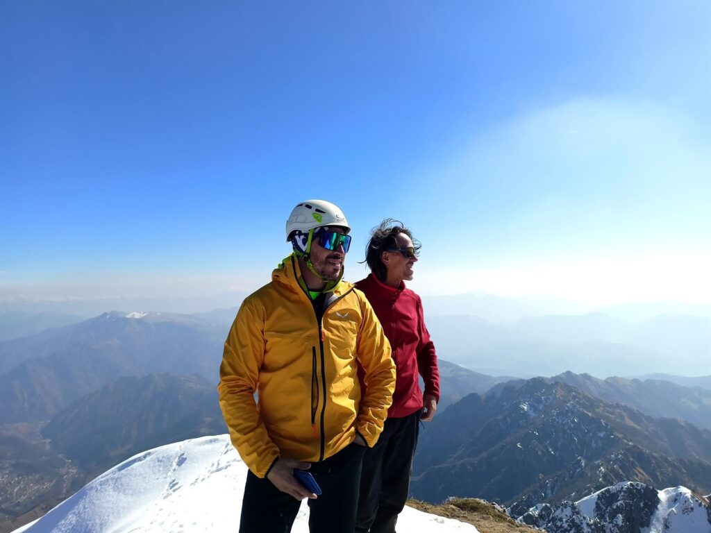 dalla cima il panorama è molto bello; anche i soggetti si impegnano